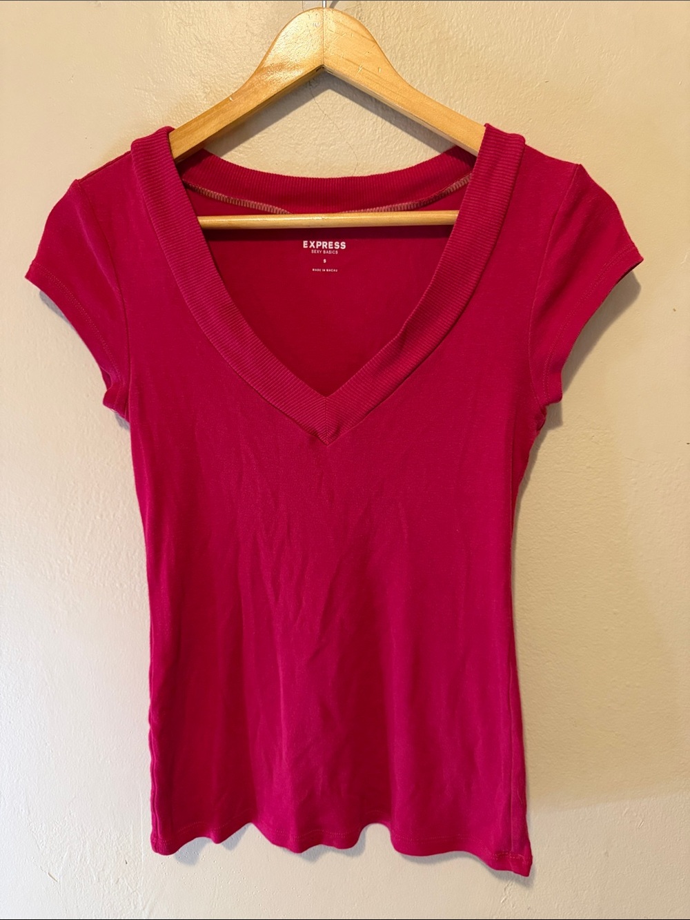 Express V-Neck Short Sleeve Tee in Fuchsia Pink